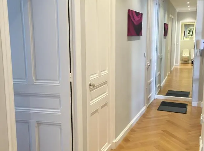 - Luxury Clara Apartment