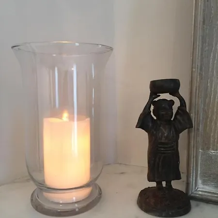 - Luxury Clara アパート