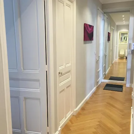 - Luxury Clara アパート