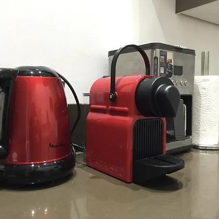 - Luxury Clara アパート